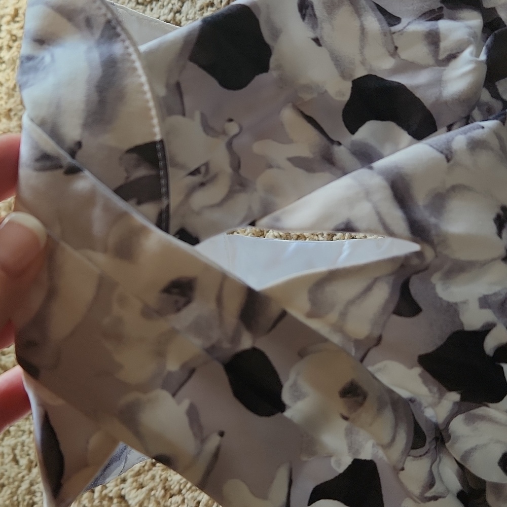 White House Black Market floral Black and white tank size 6 - Picture 6 of 13